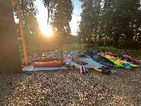 Děti z Letních táborů oko nocují v Lesním divadle.